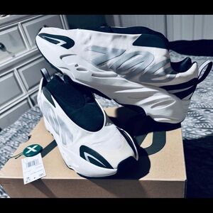 Yeezy 700 V3 Black Sneakers